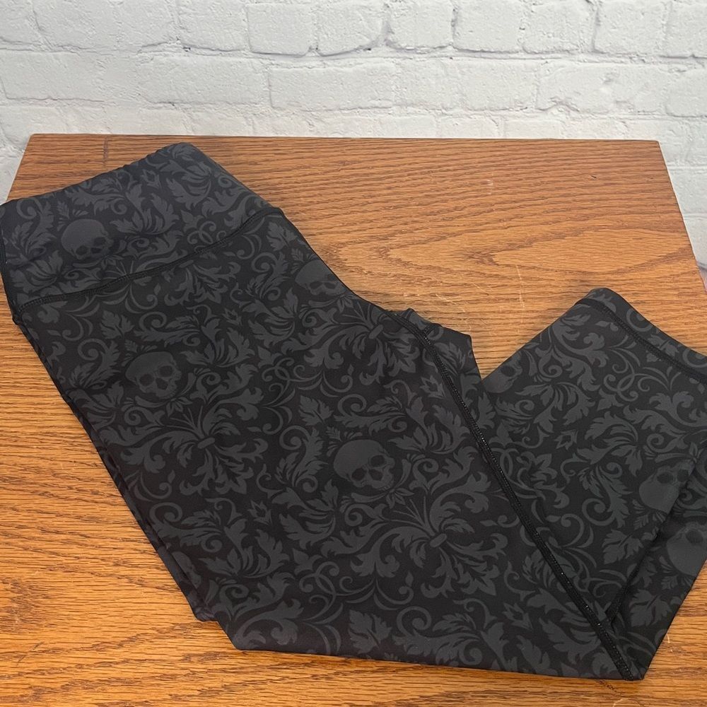 Kali leggings with Skull print 💀 size Large Halloween Fitness Wear